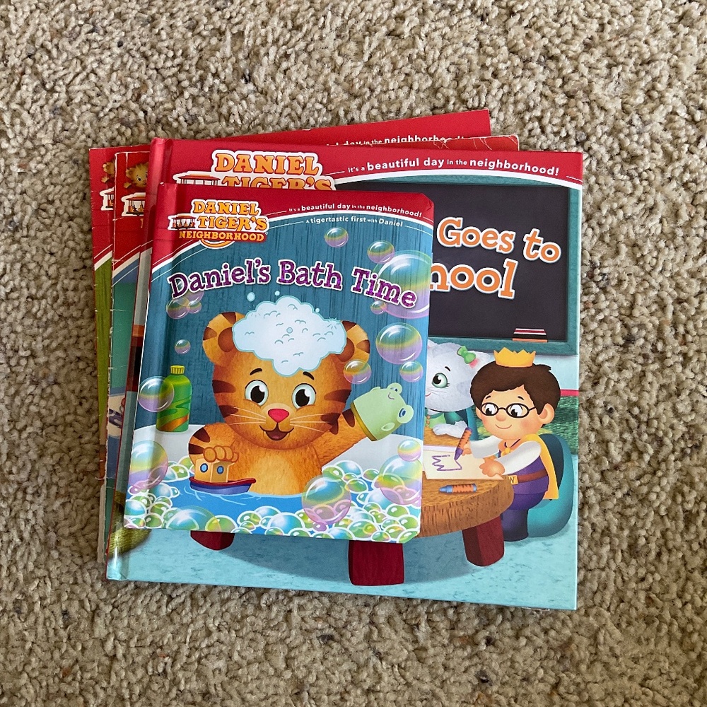 Daniel tiger book bundle. 5 books Make sure you bundle and save!!⭐️⭐️⭐️⭐️📚